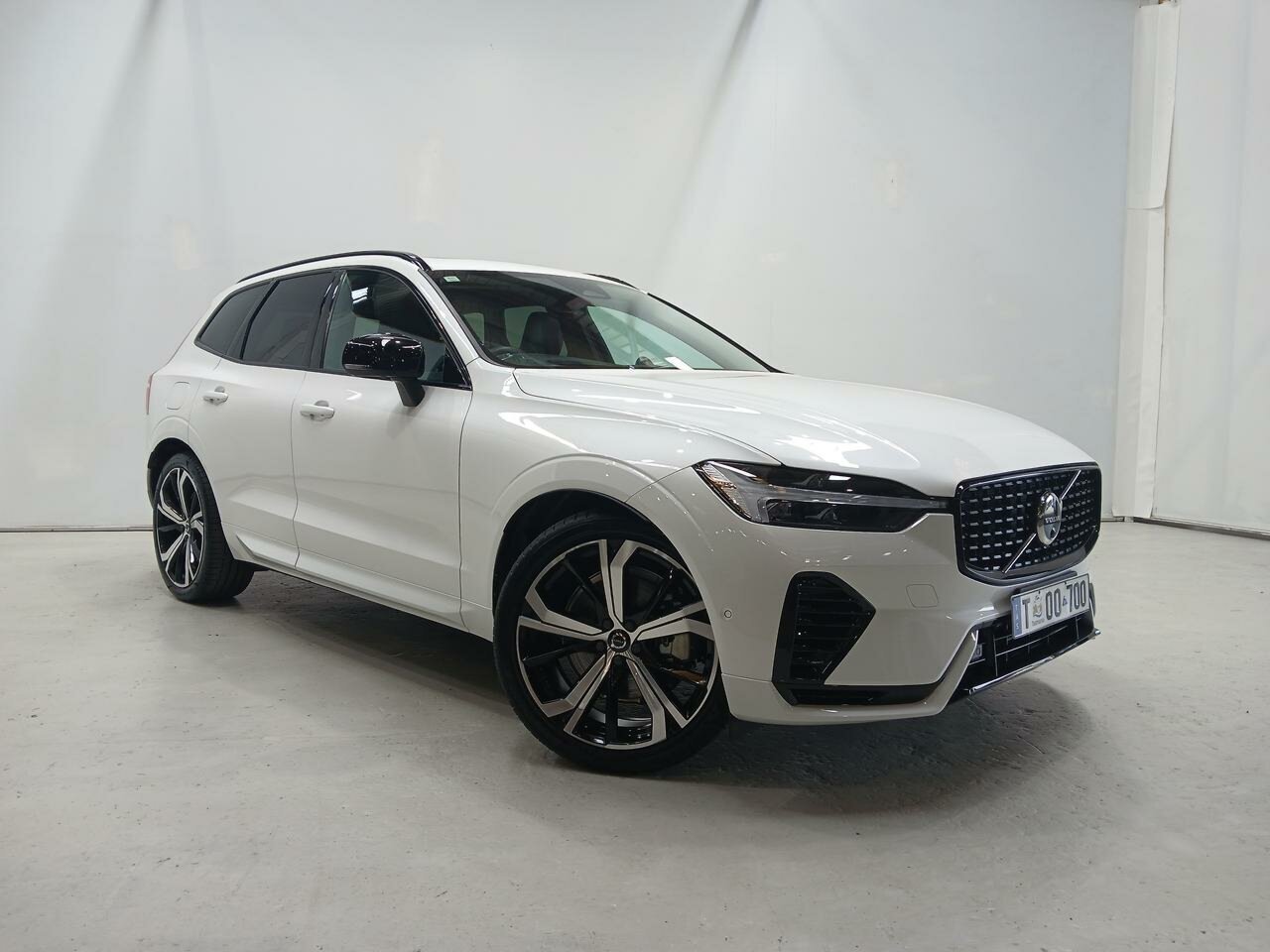 Volvo  XC60 Recharge Ultimate, T8 Plug-In Hybrid, Electric/Petrol, Dark