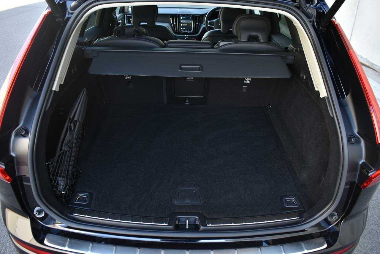 Volvo  XC60 Plus, B5 Mild Hybrid, Petrol