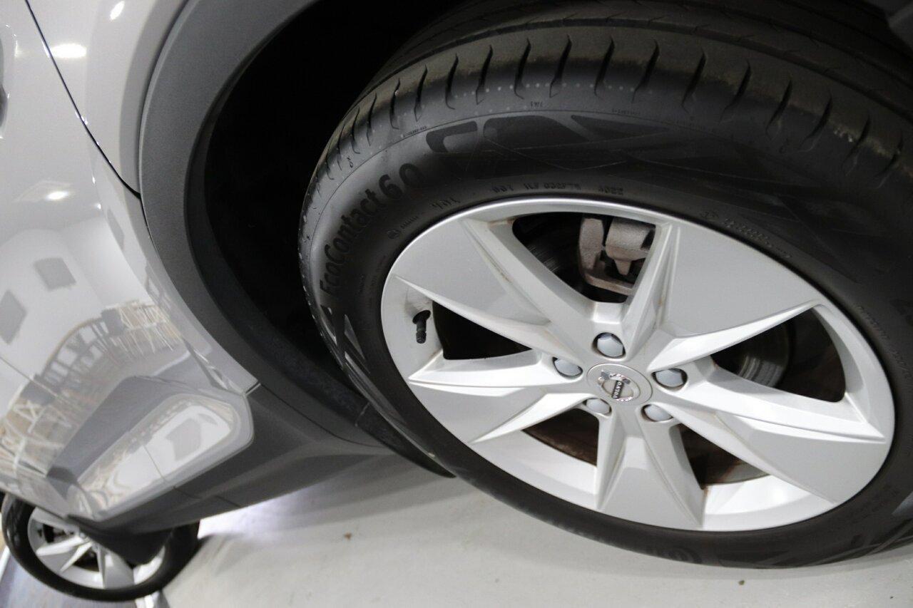 Volvo  XC40 Plus, B4 Mild Hybrid, Petrol