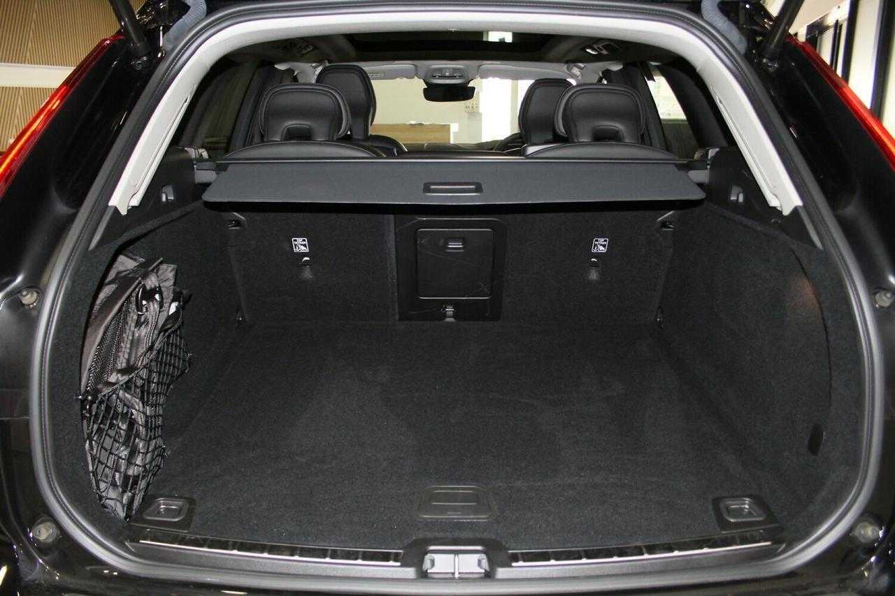 Volvo  XC60 Plus, B5 Mild Hybrid, Petrol