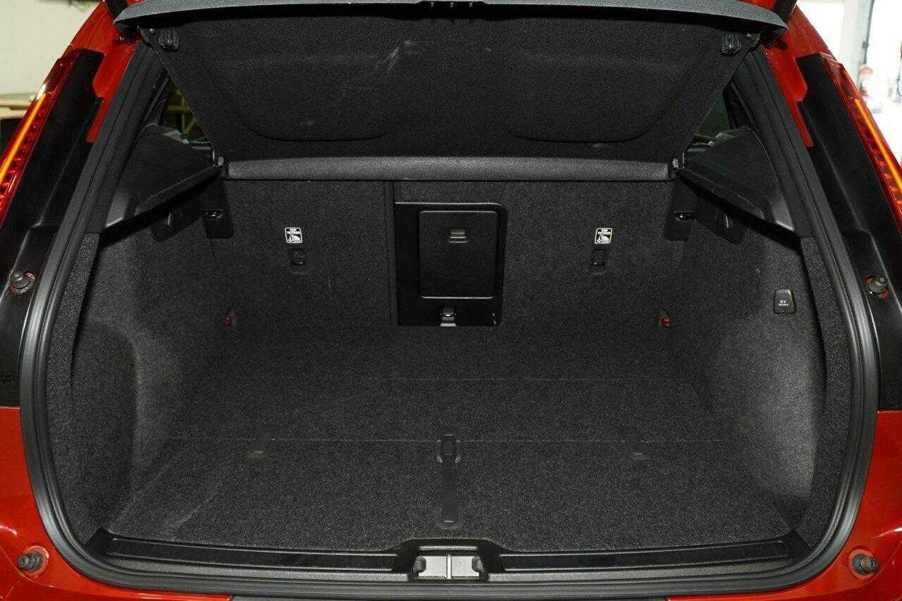 Volvo  XC40 Plus, B4 Mild Hybrid, Petrol