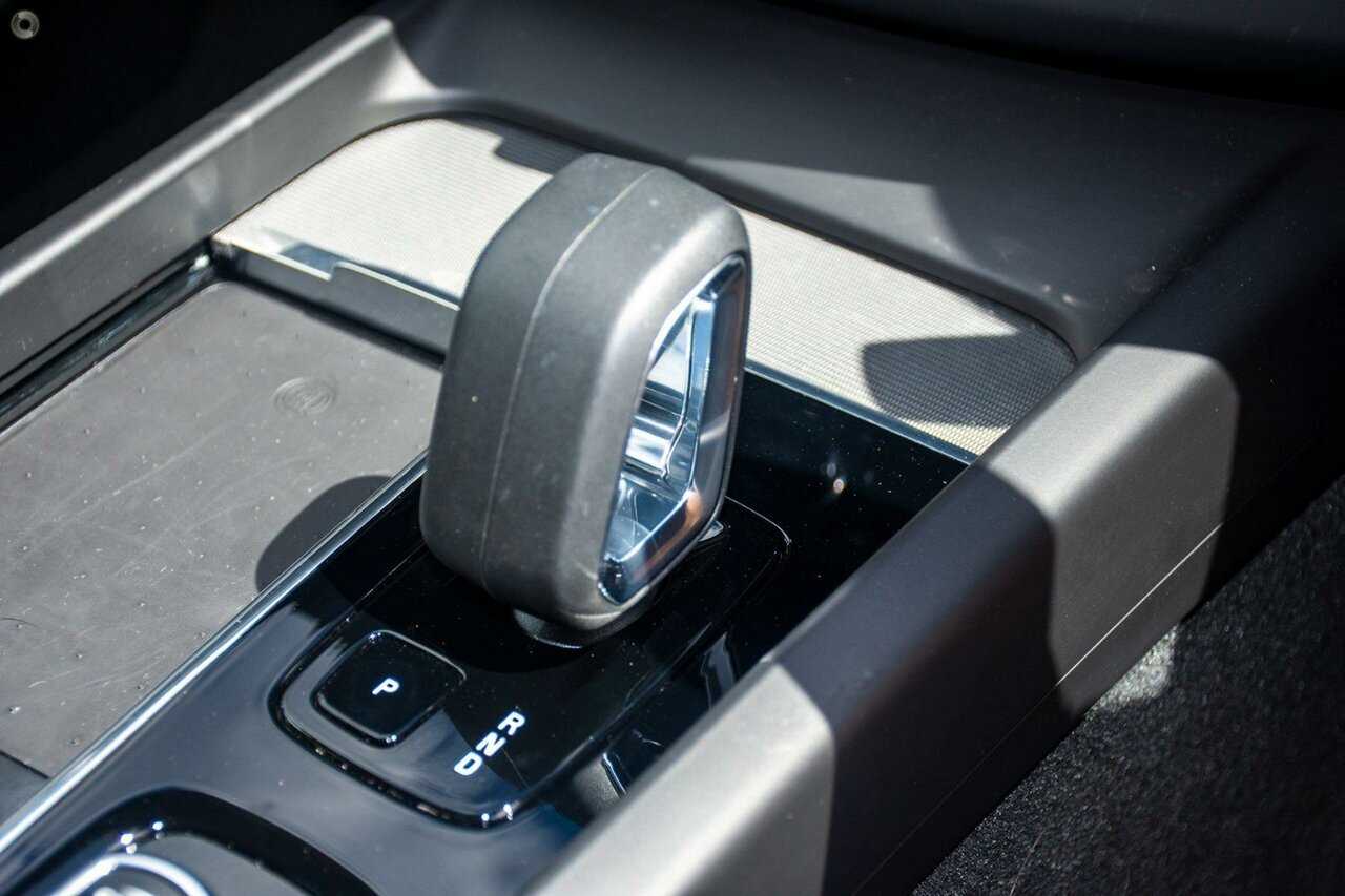 Volvo  UZ MY23 Plus B5 AWD