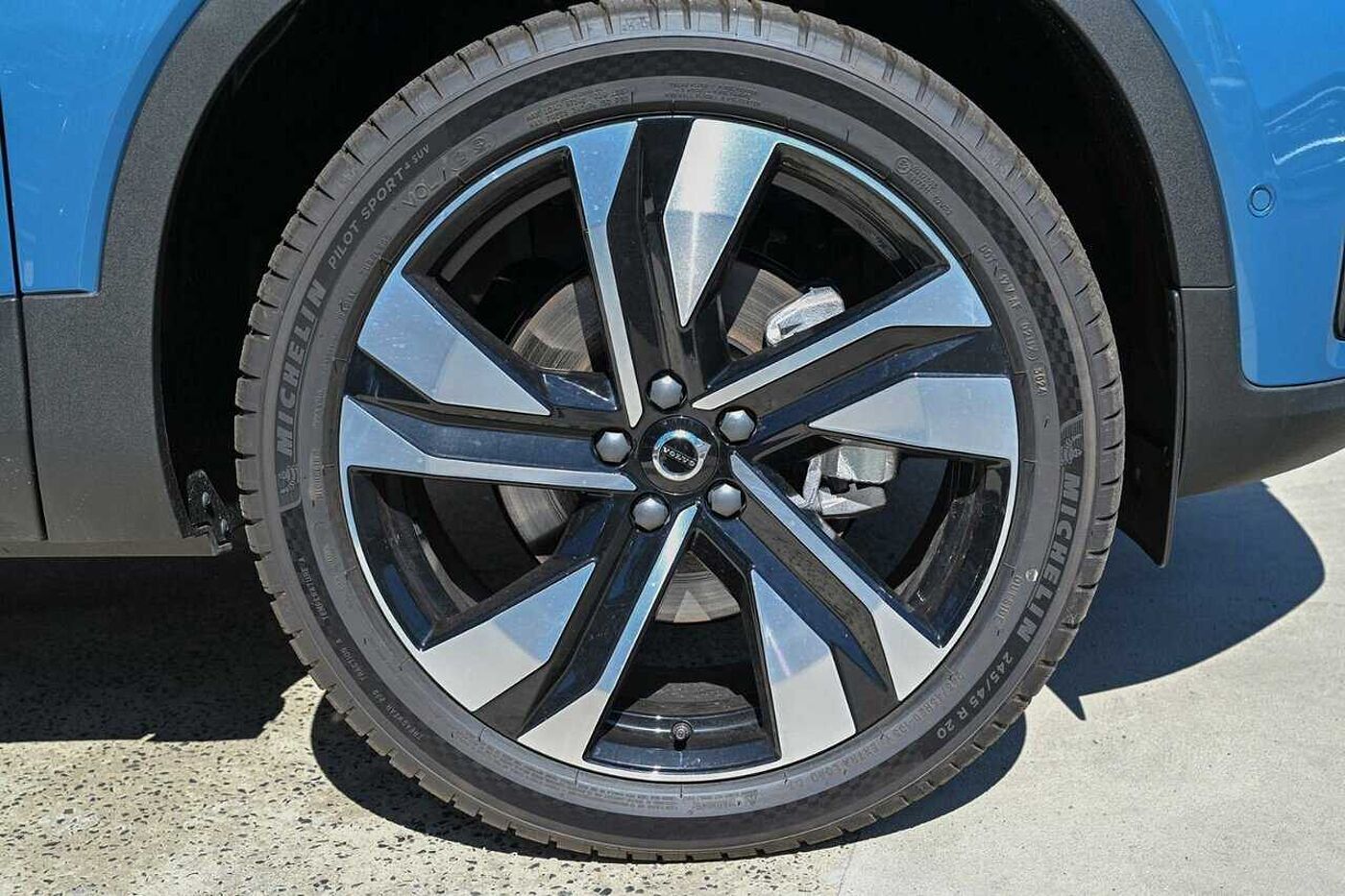 Volvo  XC40 Ultra, B4 AWD Mild hybrid, Petrol, Dark