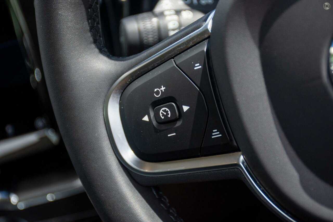 Volvo  UZ MY23 Plus B5 AWD