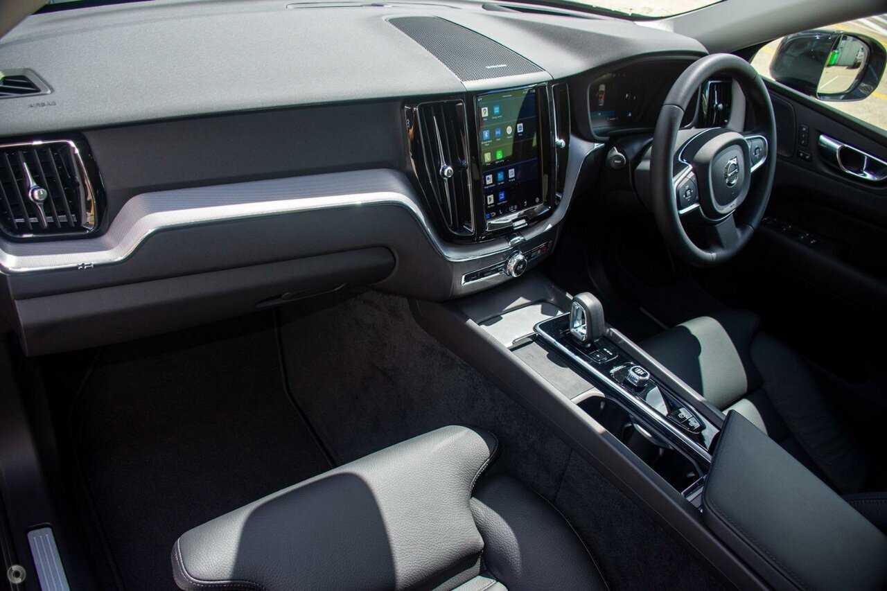 Volvo  UZ MY23 Plus B5 AWD