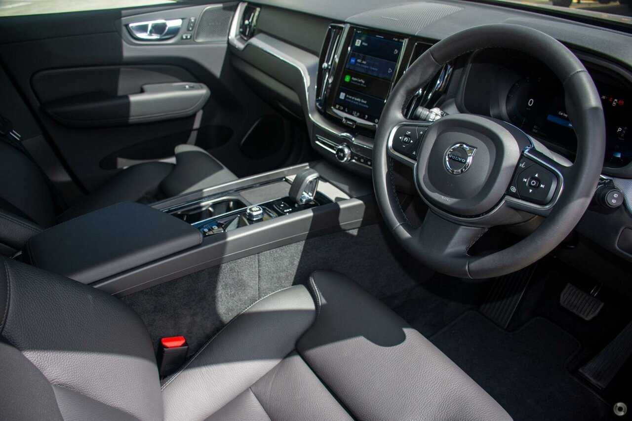 Volvo  UZ MY23 Plus B5 AWD