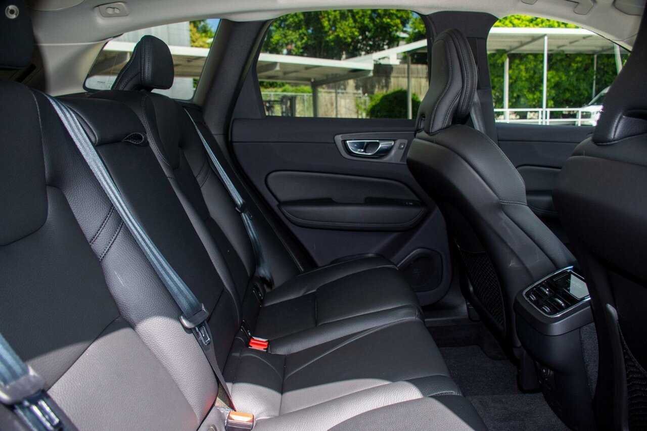 Volvo  UZ MY23 Plus B5 AWD