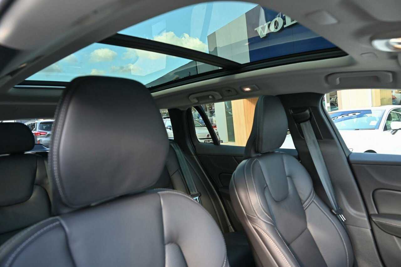 Volvo  V60 Cross Country Ultimate, B5 AWD Mild hybrid, Petrol, Bright