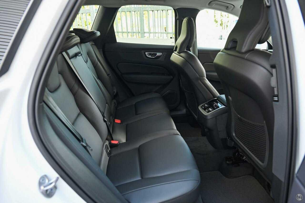 Volvo  XC60 Plus, B5 AWD Mild hybrid, Petrol