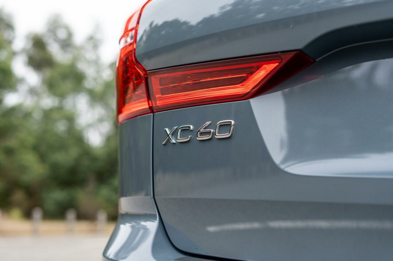 Volvo  UZ MY23 Ultimate B6 AWD Dark