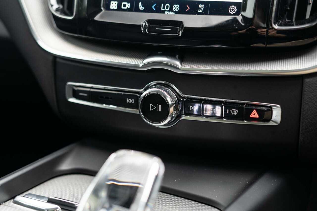 Volvo  UZ MY23 Ultimate B6 AWD Dark