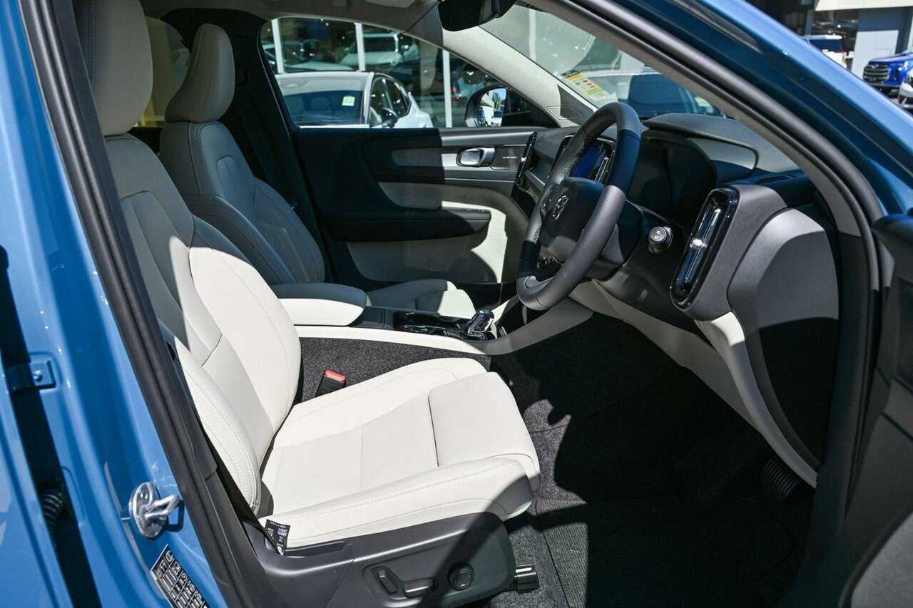 Volvo  XC40 Ultra, B4 AWD Mild hybrid, Petrol, Dark