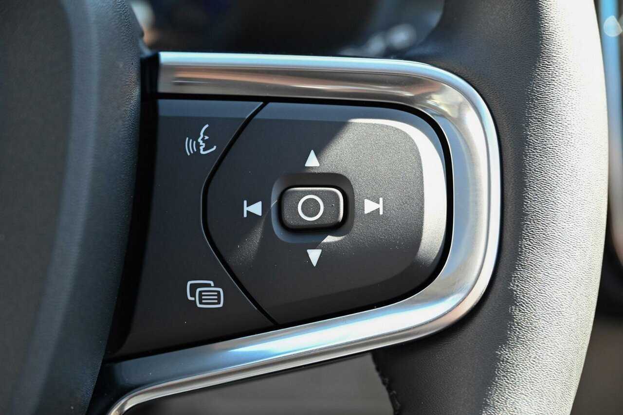 Volvo  XC40 Ultra, B4 AWD Mild hybrid, Petrol, Dark