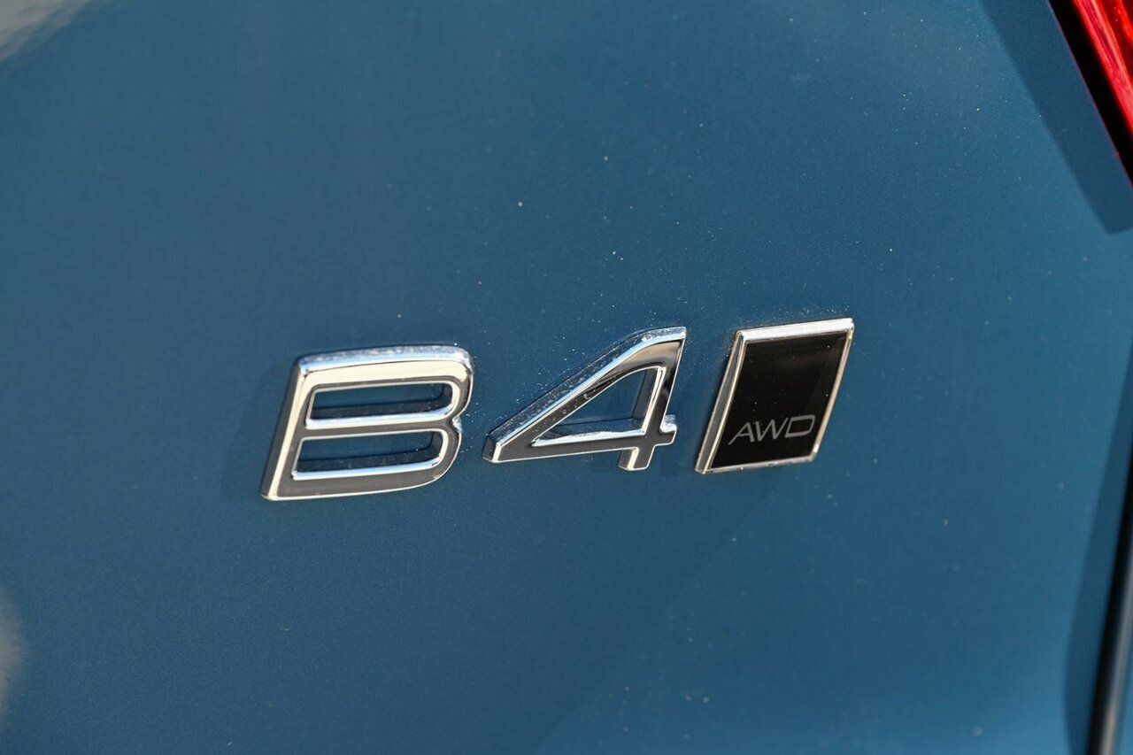 Volvo  XC40 Ultra, B4 AWD Mild hybrid, Petrol, Dark