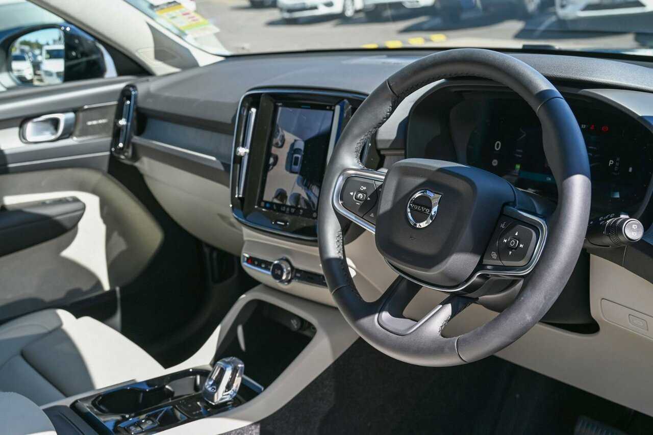 Volvo  XC40 Ultra, B4 AWD Mild hybrid, Petrol, Dark