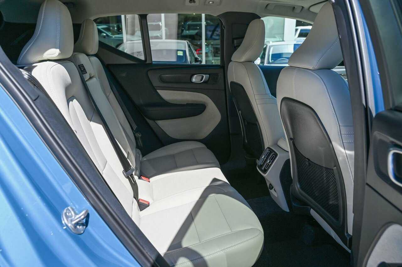 Volvo  XC40 Ultra, B4 AWD Mild hybrid, Petrol, Dark