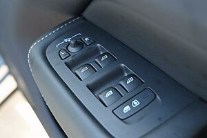 Volvo  UZ MY23 Ultimate B6 AWD Dark