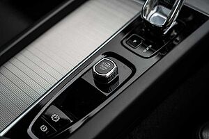 Volvo  UZ MY23 Ultimate B6 AWD Dark
