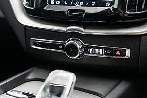 Volvo  UZ MY23 Ultimate B6 AWD Dark