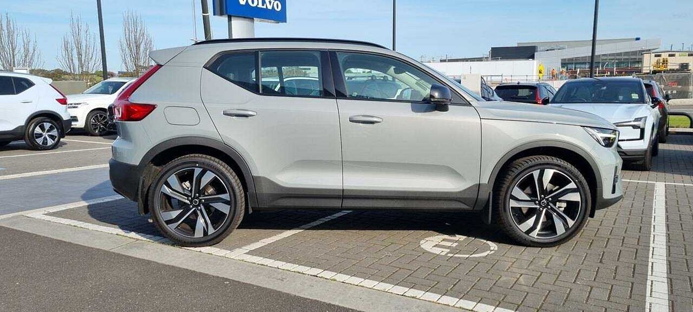 Volvo  XC40 Ultimate, B4 AWD Mild hybrid, Petrol, Dark