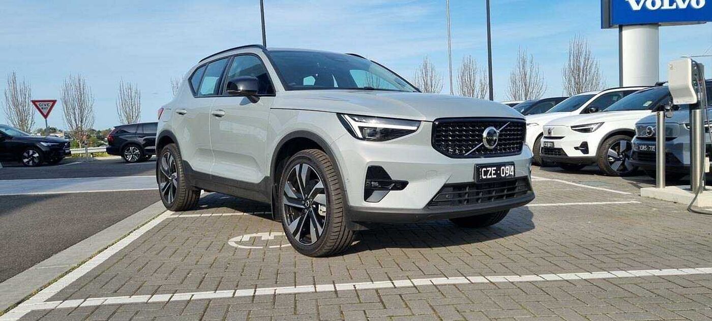 Volvo  XC40 Ultimate, B4 AWD Mild hybrid, Petrol, Dark