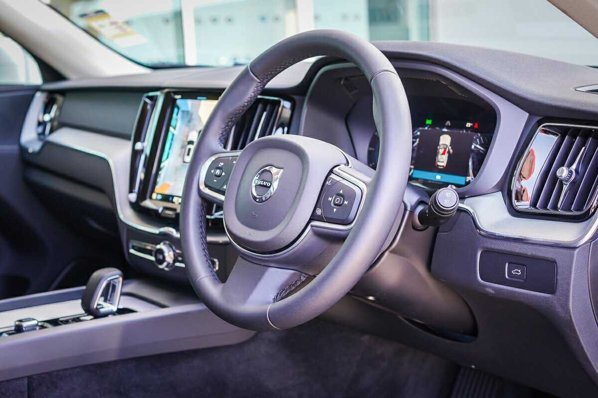 Volvo  XC60 Plus, B5 AWD Mild hybrid, Petrol