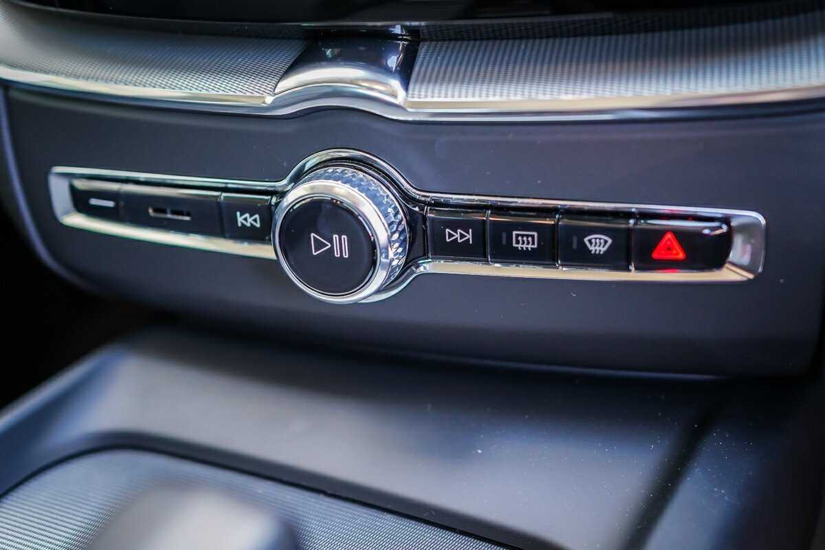 Volvo  XC60 Plus, B5 AWD Mild hybrid, Petrol