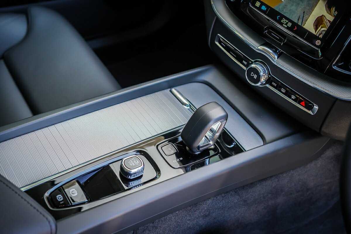 Volvo  XC60 Plus, B5 AWD Mild hybrid, Petrol