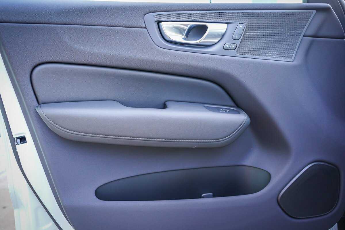 Volvo  XC60 Plus, B5 AWD Mild hybrid, Petrol