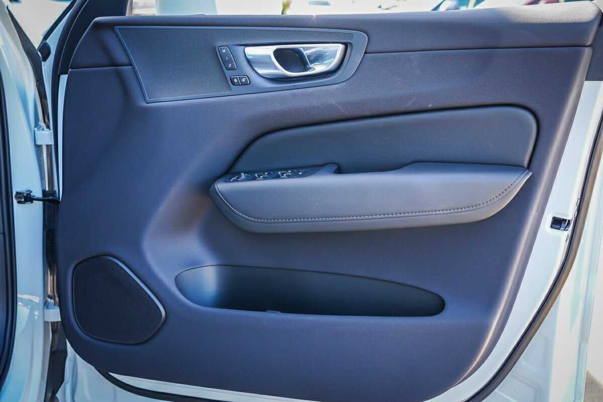Volvo  XC60 Plus, B5 AWD Mild hybrid, Petrol