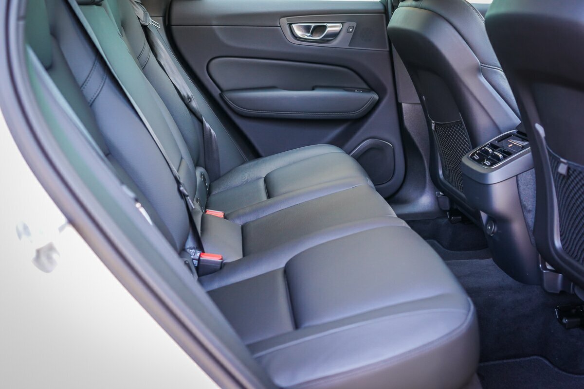 Volvo  XC60 Plus, B5 AWD Mild hybrid, Petrol