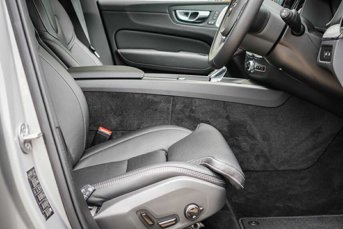 Volvo  XC60 Ultra, T8 AWD Plug-in hybrid, Electric/Petrol, Dark