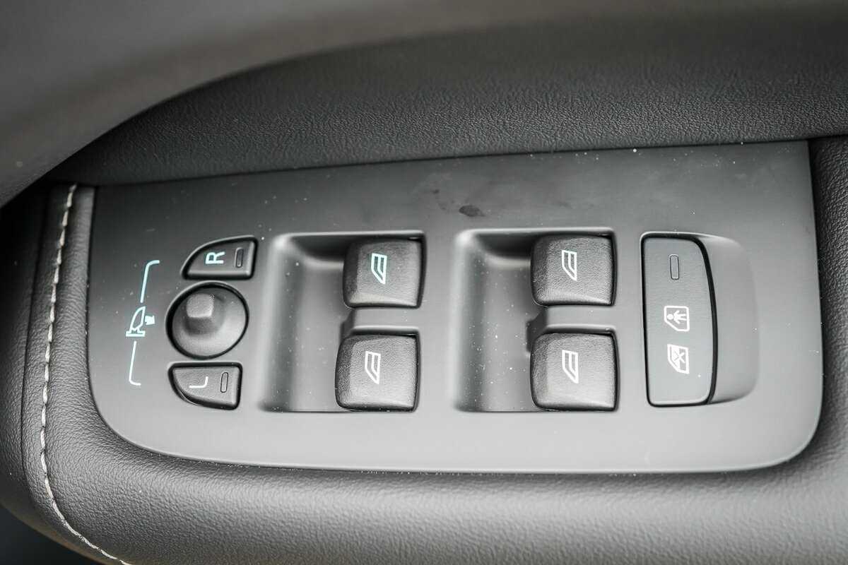 Volvo  XC60 Ultra, T8 AWD Plug-in hybrid, Electric/Petrol, Dark