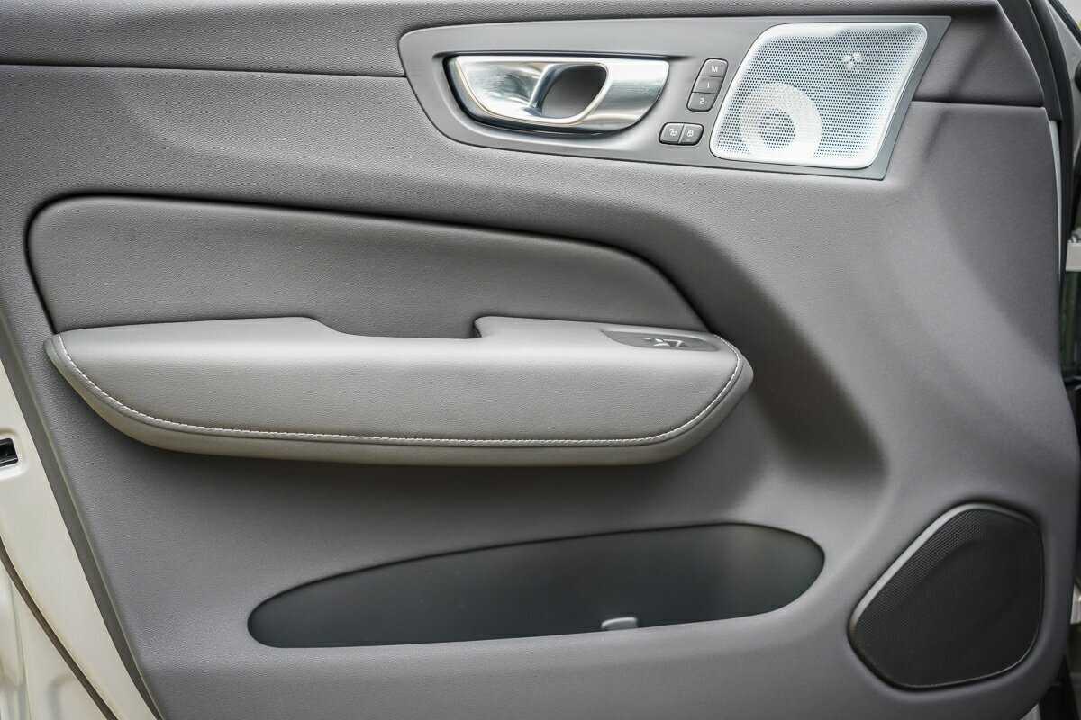 Volvo  XC60 Ultra, T8 AWD Plug-in hybrid, Electric/Petrol, Dark