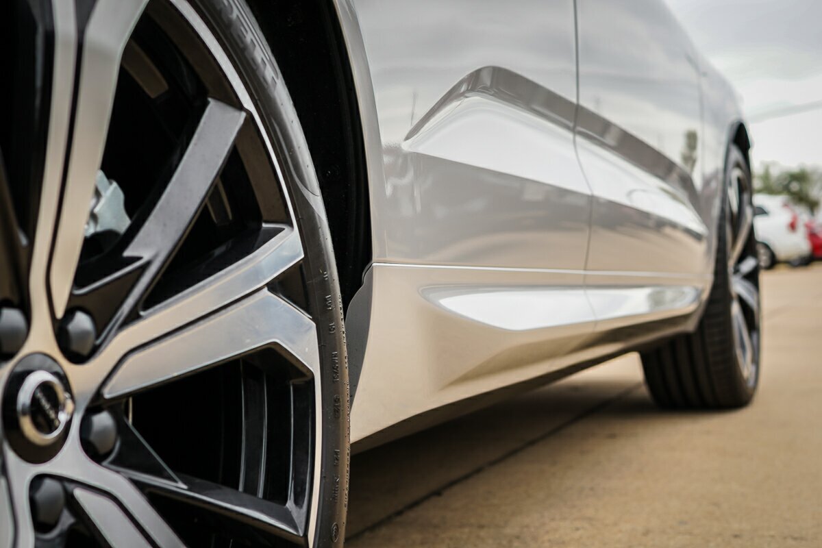 Volvo  XC60 Ultra, T8 AWD Plug-in hybrid, Electric/Petrol, Dark
