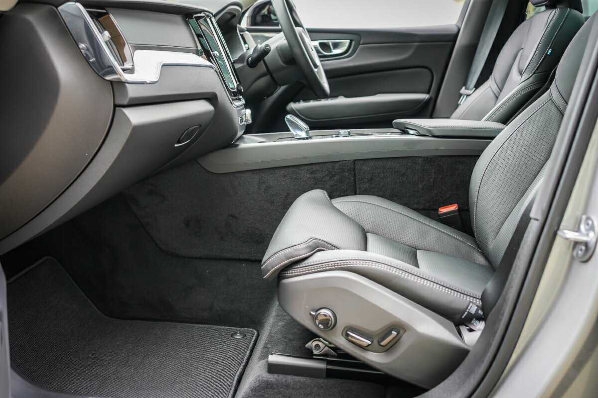 Volvo  XC60 Ultra, T8 AWD Plug-in hybrid, Electric/Petrol, Dark