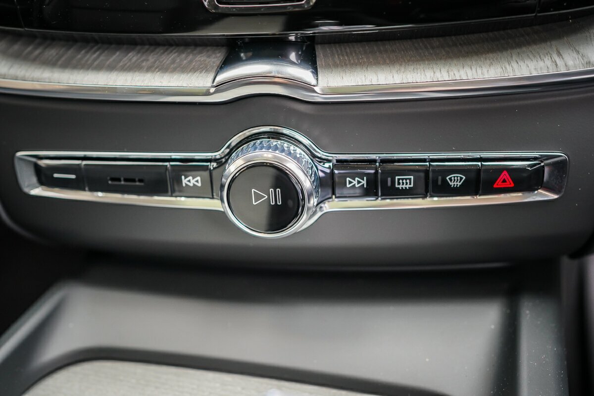 Volvo  XC60 Ultra, T8 AWD Plug-in hybrid, Electric/Petrol, Dark