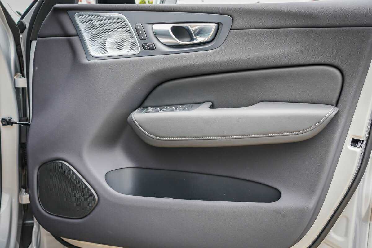 Volvo  XC60 Ultra, T8 AWD Plug-in hybrid, Electric/Petrol, Dark