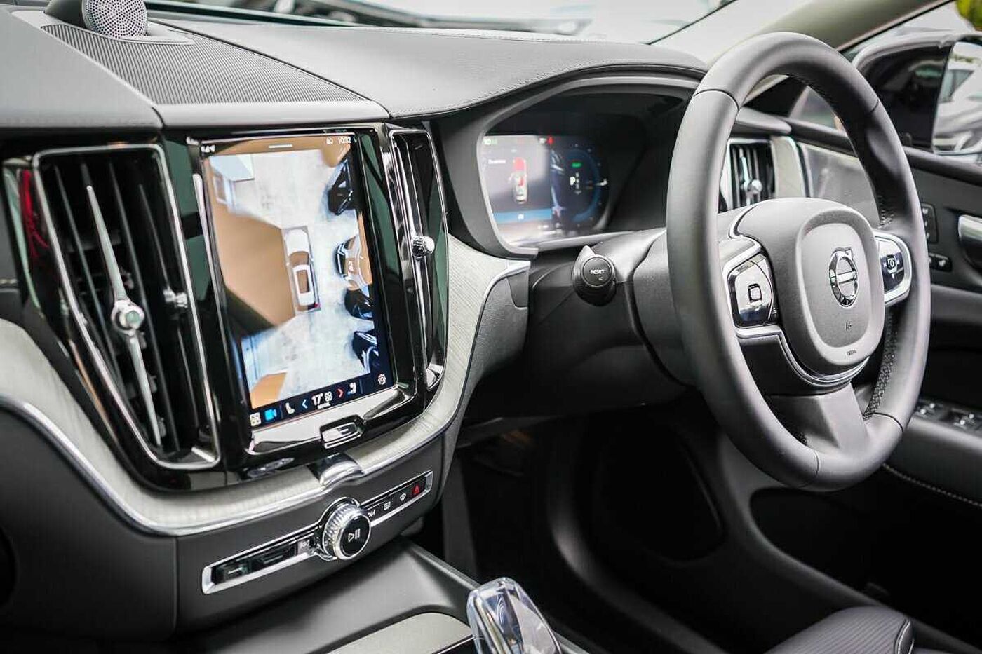 Volvo  XC60 Ultra, T8 AWD Plug-in hybrid, Electric/Petrol, Dark