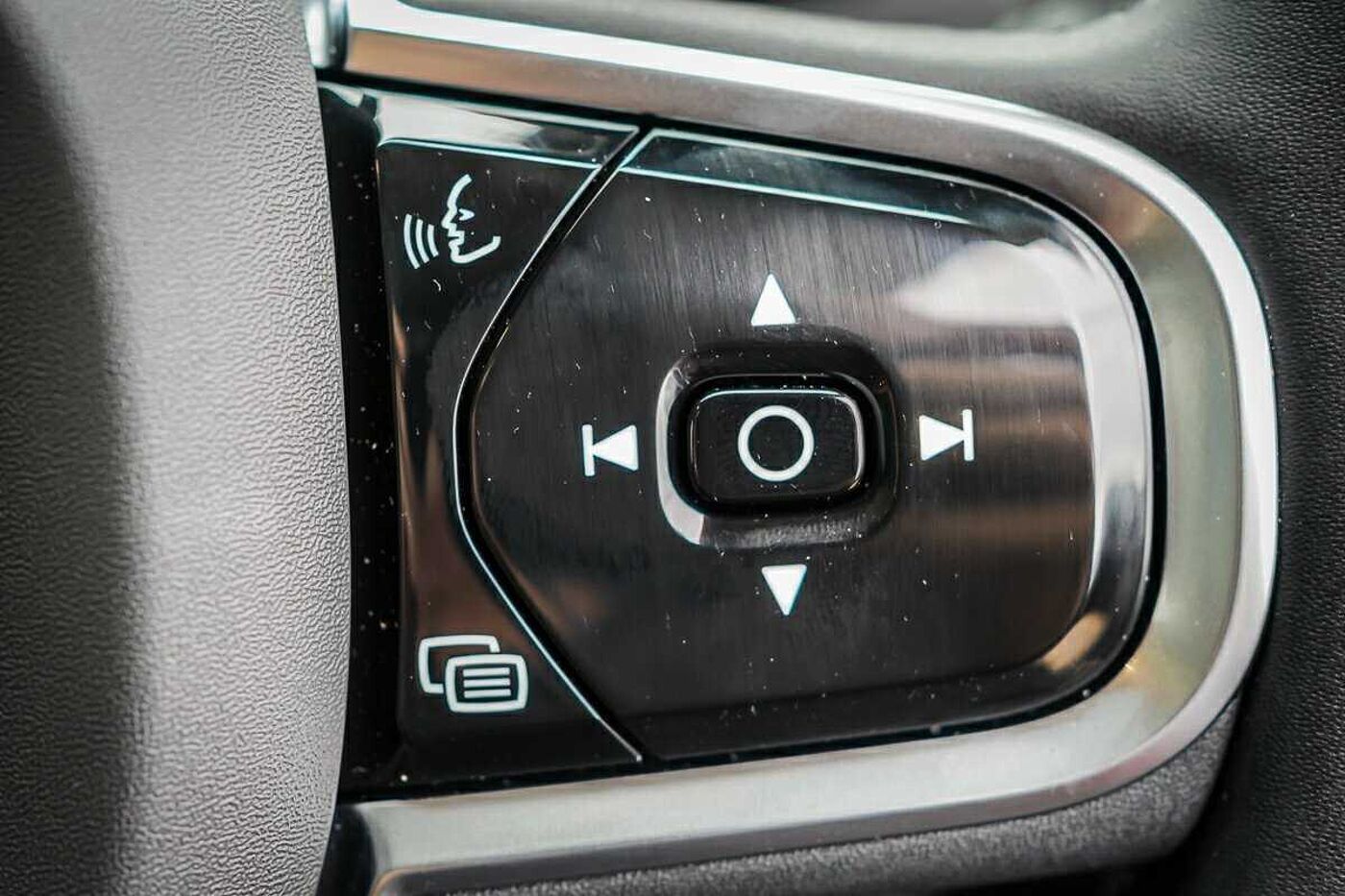Volvo  XC60 Ultra, T8 AWD Plug-in hybrid, Electric/Petrol, Dark