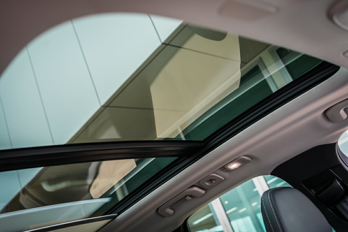 Volvo  XC60 Ultra, T8 AWD Plug-in hybrid, Electric/Petrol, Dark