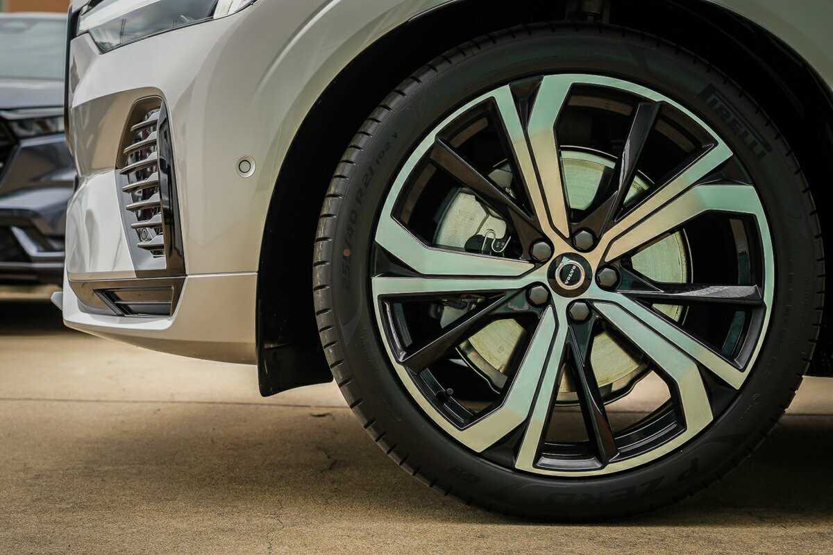 Volvo  XC60 Ultra, T8 AWD Plug-in hybrid, Electric/Petrol, Dark