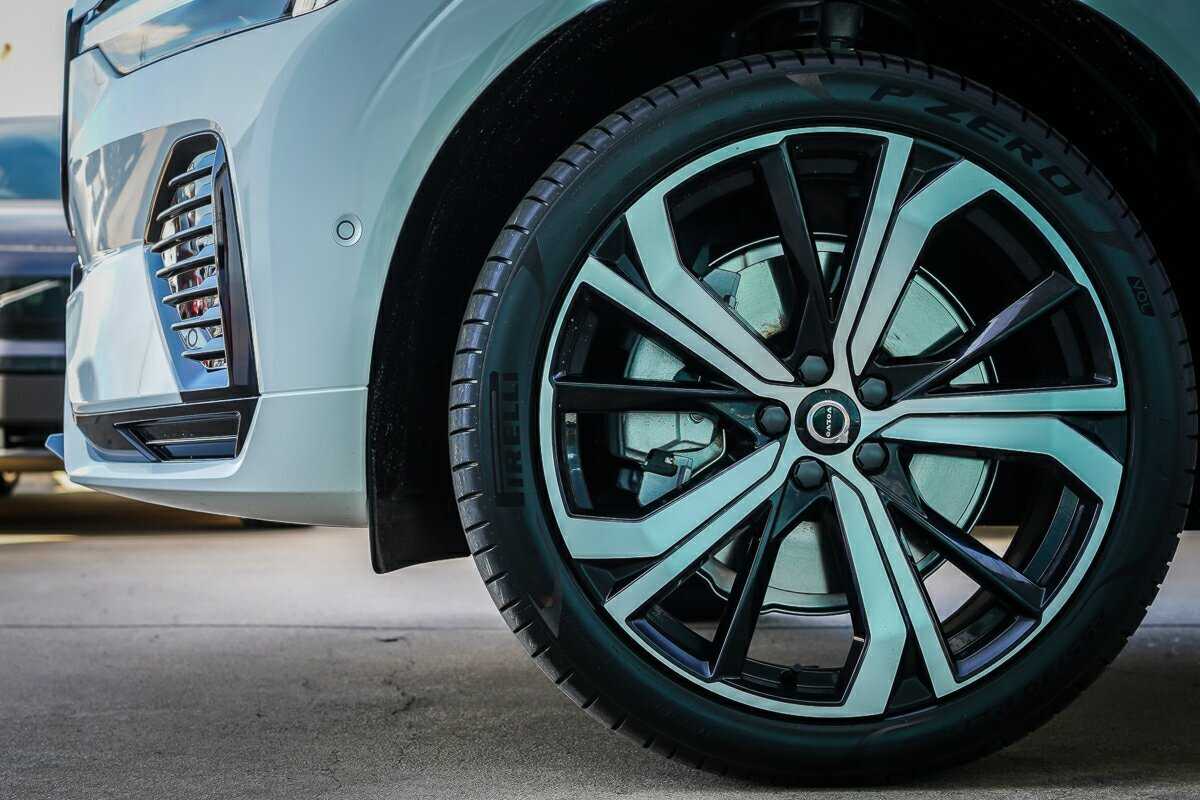 Volvo  XC60 Ultra, T8 AWD Plug-in hybrid, Electric/Petrol, Dark