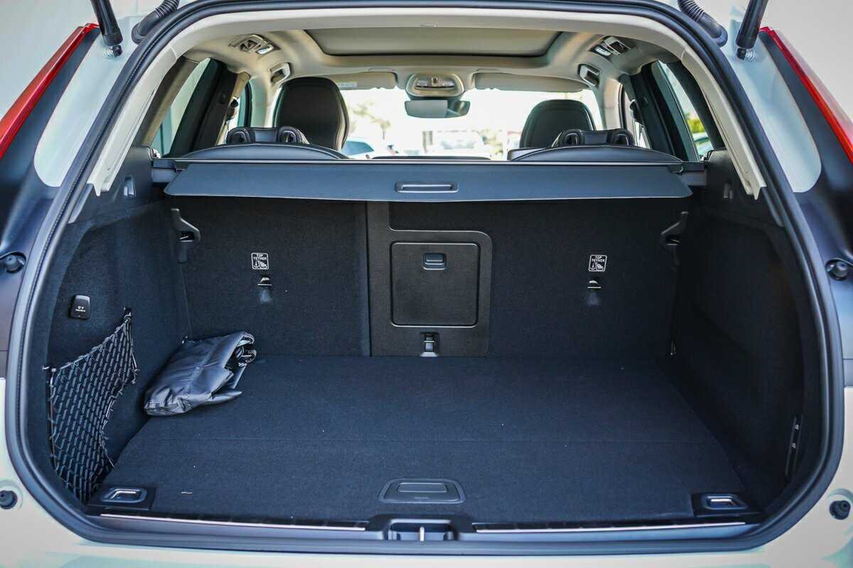 Volvo  XC60 Ultra, T8 AWD Plug-in hybrid, Electric/Petrol, Dark