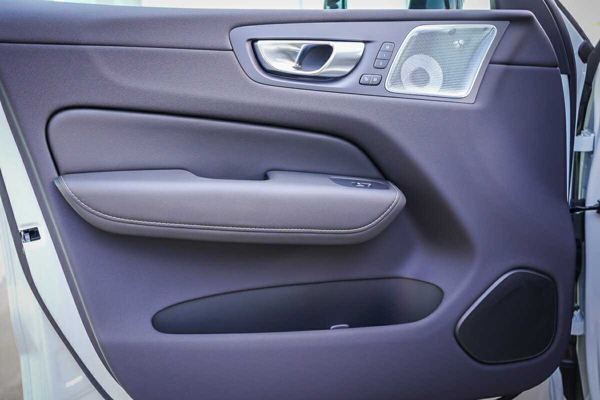 Volvo  XC60 Ultra, T8 AWD Plug-in hybrid, Electric/Petrol, Dark