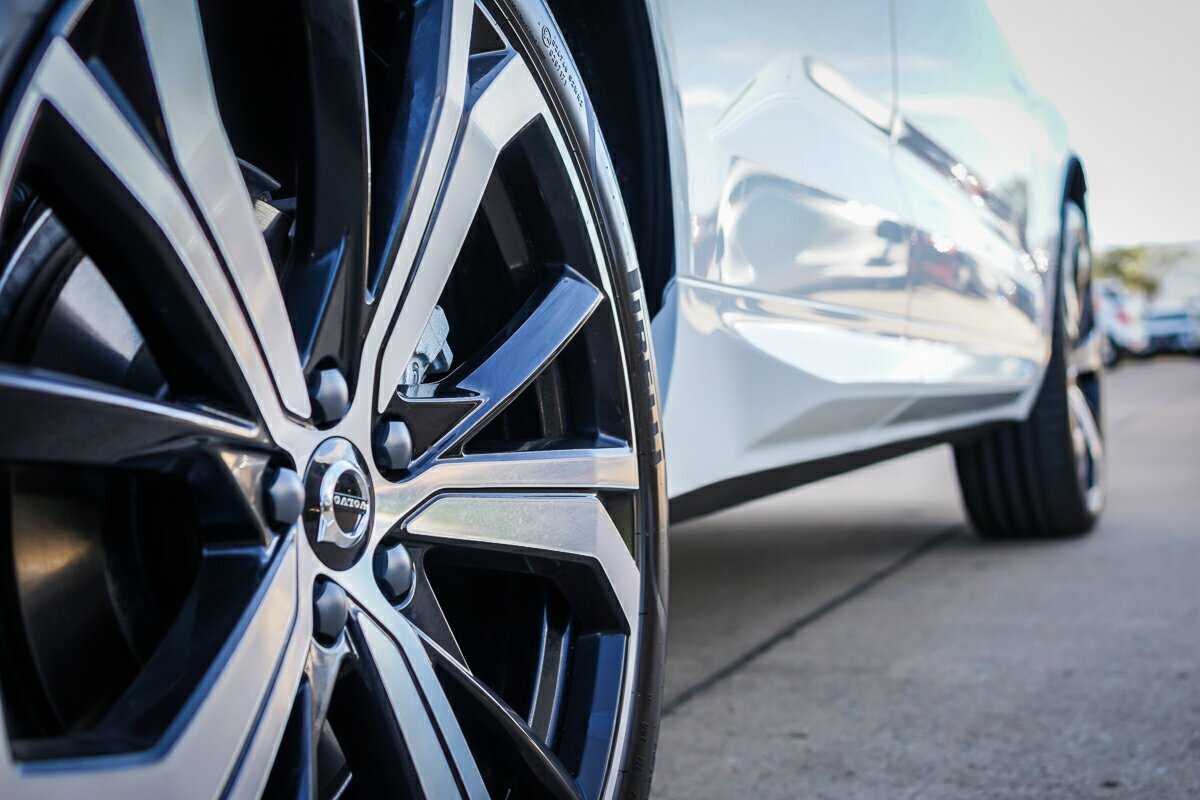 Volvo  XC60 Ultra, T8 AWD Plug-in hybrid, Electric/Petrol, Dark