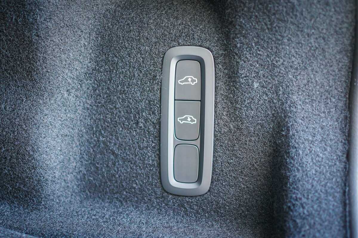 Volvo  XC60 Ultra, T8 AWD Plug-in hybrid, Electric/Petrol, Dark