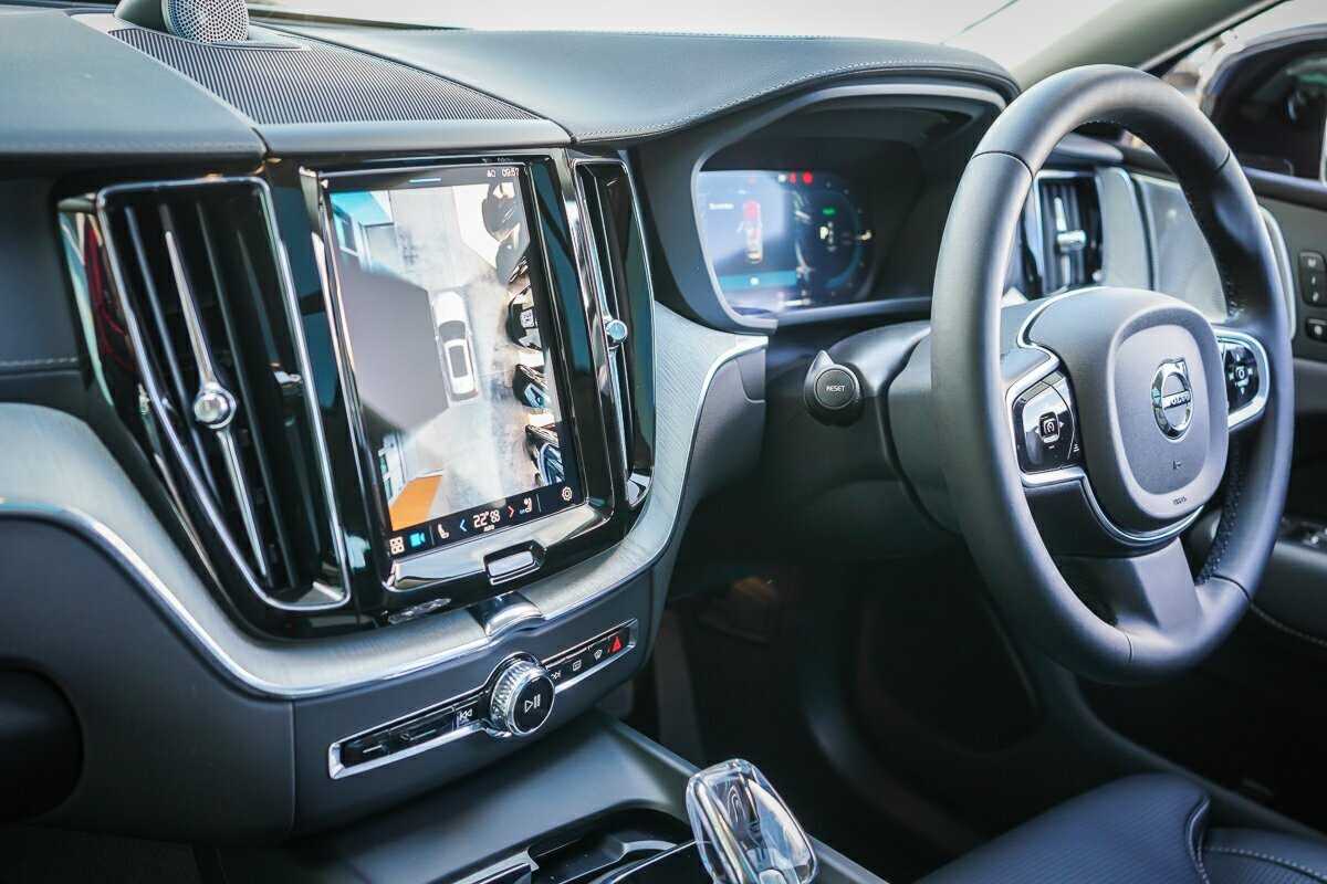 Volvo  XC60 Ultra, T8 AWD Plug-in hybrid, Electric/Petrol, Dark