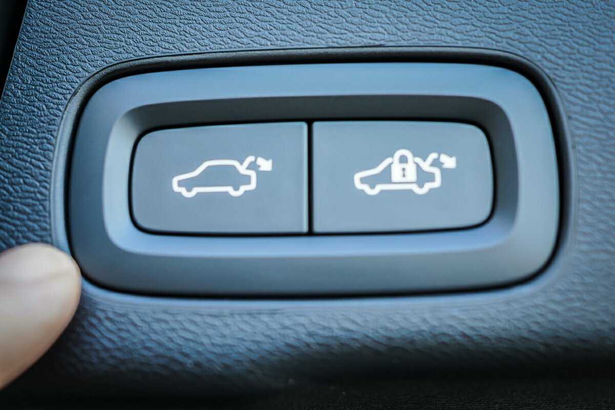 Volvo  XC60 Ultra, T8 AWD Plug-in hybrid, Electric/Petrol, Dark