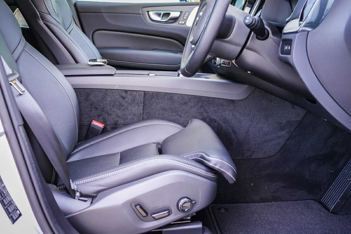 Volvo  XC60 Ultra, T8 AWD Plug-in hybrid, Electric/Petrol, Dark